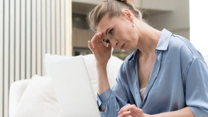 1745762463-zena-umor-depresija-problemi-bolovi-872x610-1-690x480
